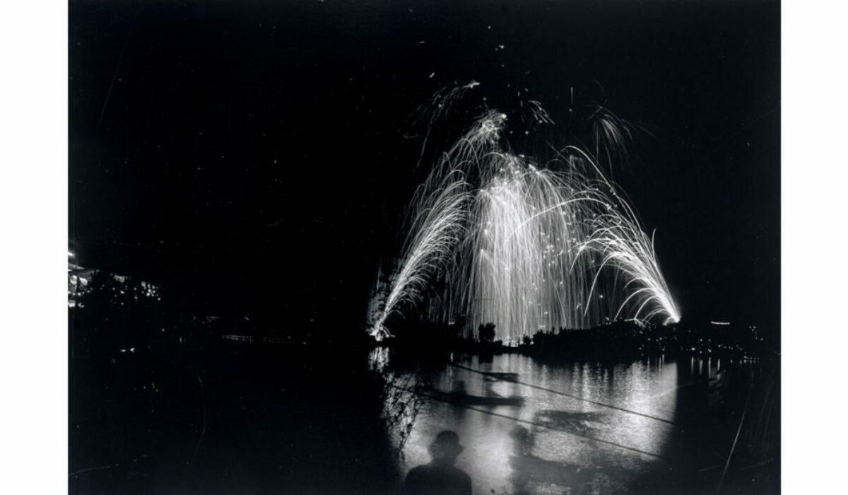 Autor no identificado. Fuegos artificiales en el Lago de Chapultepec, 1910. Festejos de Independencia. Colección Culhuacán de la Fototeca del INAH ©7720140827