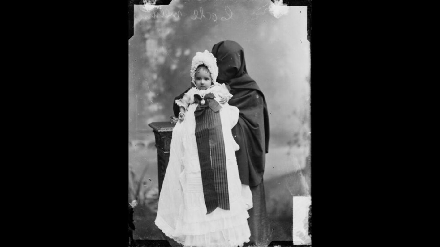 Melanie Cocle y ama. Fotografía de Eugenio Courret. Estudio Courret. Lima, 1884 Archivo Courret, Biblioteca Nacional del Perú
