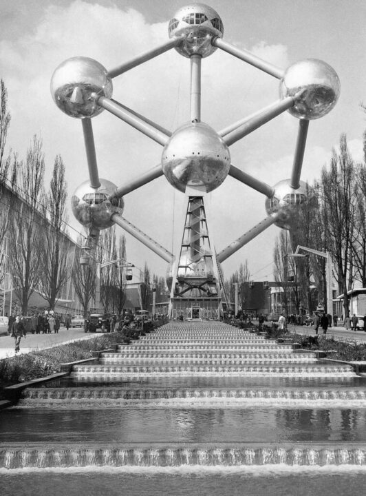 Autor no identificado. ”Lo primero que atrapa la vista del visitante a la Feria Mundial de 1958, es el Atomium de más de 97 metros de alto”. Imagen de United Press, 19 de marzo de 1958. Colección Raúl Abarca.