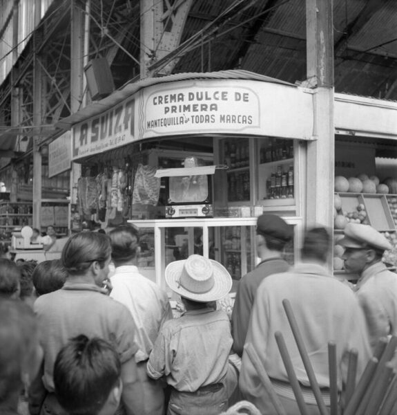 Juan Guzmán [Hans Gutmann Guster]. Telemirones en un mercado, siguiendo la transmisión del IV Informe de Gobierno del presidente Miguel Alemán por Canal 4. Ciudad de México, 1o de septiembre de 1950. Colección y Archivo Fundación Televisa/ Fondo Juan Guzmán